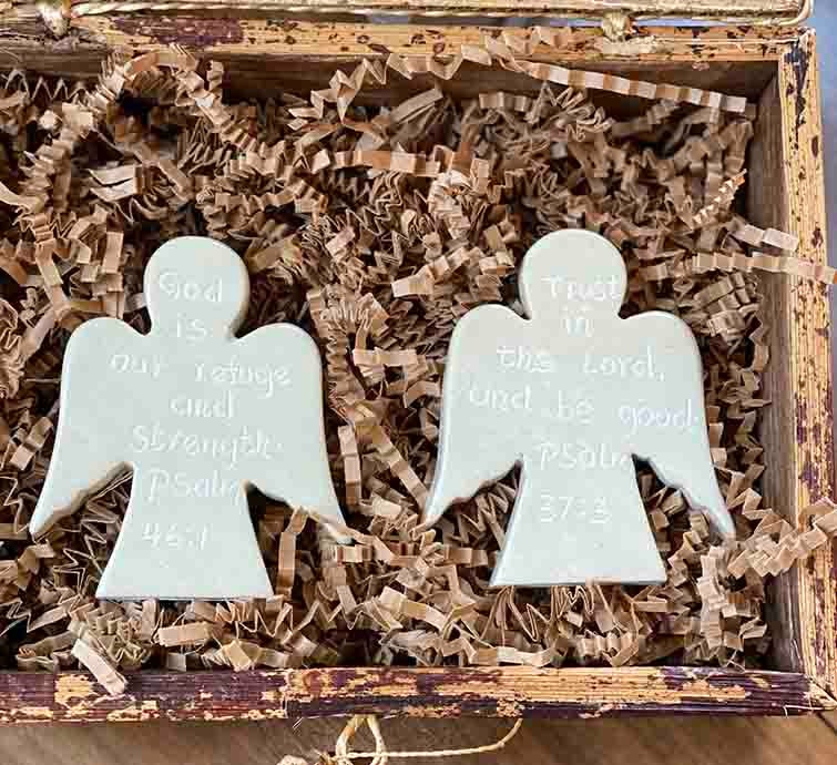 Devotional Angels With Psalm Inscriptions In Banana Fiber Gift Box