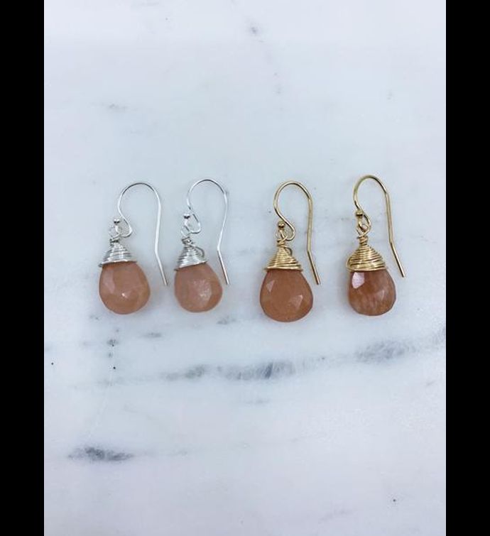 Jill Short Drop Earring In Peach Moonstone - Gold