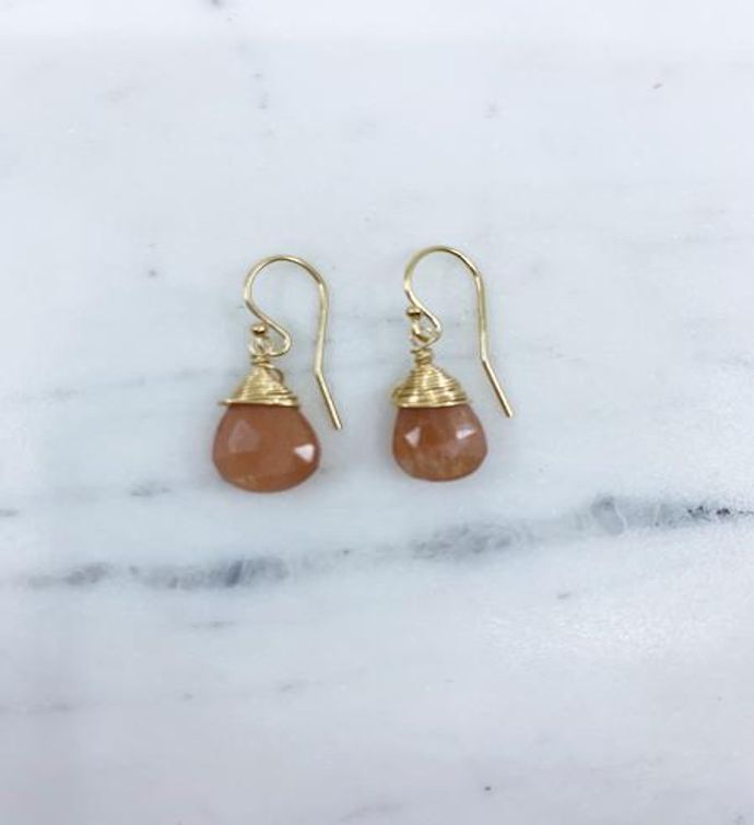 Jill Short Drop Earring In Peach Moonstone - Gold