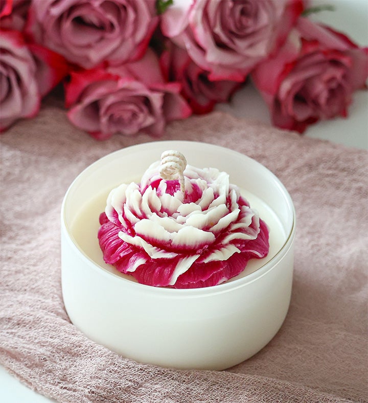 Velvet Dahlia Scented Candle – Floral Amber Elegance